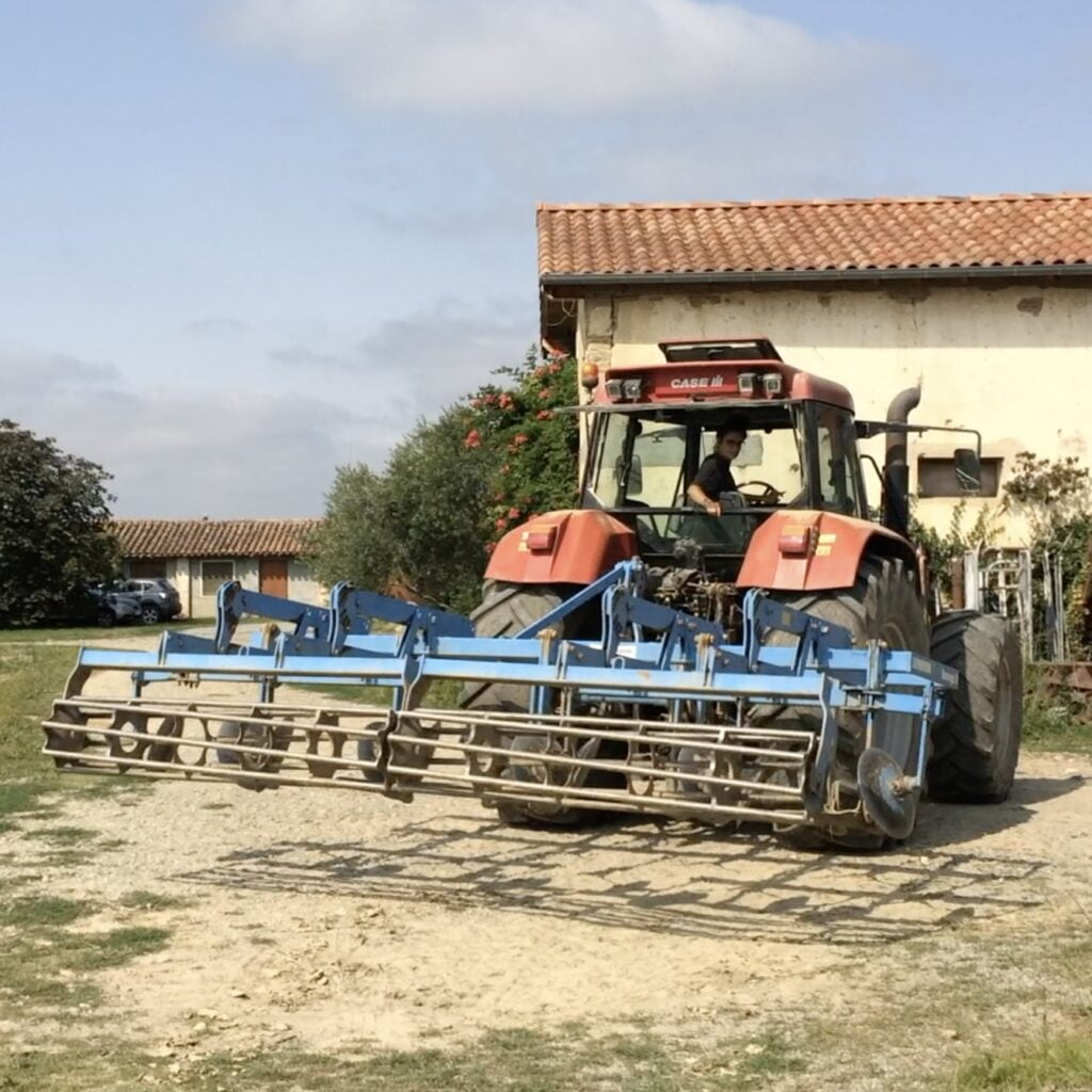 Johanna sur le tracteur de la ferme de La Barthe, agriculture biologique et céréalière en Haute-Garonne sur la commune de Le Fousseret 31430